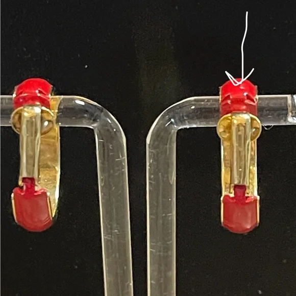 Pretty vintage enamel 1 inch Red Hoop clip-on Earrings with gold tone edges - Picture 3 of 4